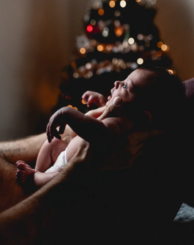 La manière dont elle regarde son Papa ! 
Pas besoin de mots, les images suffisent très bien.

Ça suffit parfois pour reprendre de l'énergie là où on en a plus, là où ça peut être difficile, là où on se demande dans quoi on s'est fourré. 

Mais leurs yeux, leurs regards, suffisent souvent à remplir la jauge !

Personnellement, ça m'aide souvent dans les tempêtes émotionnelles... Et toi ??