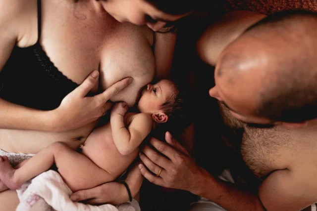 L’allaitement une histoire de soutien, de famille, d’assistance, d’amour, de liens, de prévenance… 
Quand chacun trouve sa place dans cette drôle de scène qu’est le « devenir parents » ❤️

Les photos d’allaitement ont toujours une place extrêmement particulière dans mon cœur de maman allaitante. C’est comme ça, c’est plus fort que moi, ça fait BOOM BOOM ! ✨