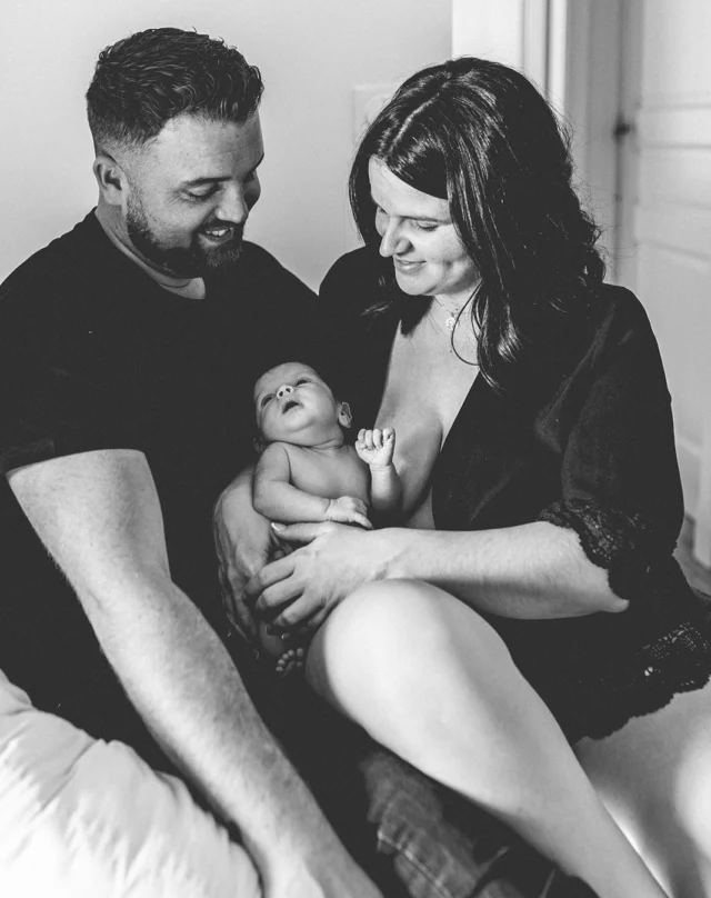 Choisis ton photographe avant d'accoucher Mama ! Vraiment.

Spoiler : ça évitera de te faire tirer le portrait J+2 en pleine montée de lait, totalement en vrac avec des images impersonnelles...

Imagine toi, toute jeune mère, à peine en chambre, quelqu’un que tu ne connais ni d’Ève ni d’Adam qui te propose de faire des photos de ta belle merveille !

C’est bon tu as l’image ?
Ok maintenant imagine être totalement à la ramasse, les yeux embués de fatigue, ça tombe au moment où tu devais changer ta serviette, et la personne en question te demande de sourire à l’appareil.

Bon maintenant imagine toi, quelques jours ou semaine plus tard, chez toi, avec ton bébé dans les bras, avec quelqu’un que tu connais, avec qui tu as pu échanger, te rassurer, te projeter. Et qui te demande surtout de te connecter à ton bébé.

Maintenant, fais ton choix 🥰

Une maman m’a dit aujourd’hui “en maternité on a toutes les mêmes photos et puis quand je les regarde, je ne nous reconnais pas “.

Voilà précisément pourquoi il faut que tu choisisses ta photographe avant l’arrivée de ton précieux bébé : tes souvenirs son importants, ta connexion avec ton bébé, ton devenir famille est important ! C’est même sacré !

Ne le prends pas à la légère ♥️

Tu nous racontes si tu as vécu ça en maternité ?

Viens on en discute !