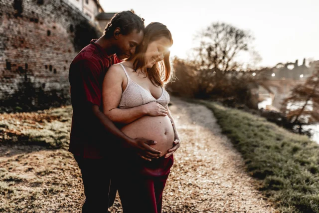 Trouver un petit coin de tranquillité en pleine @ville_albi, et faire un peu de magie au coucher de soleil avec ces amoureux qui attendent leur premier bébé. 

Je me souviens de la chaleur du soleil dans le froid de l'hiver et de l'amour tout doux qui émanait de ses deux âmes. Je me souviens de la douce pudeur et du regard qu'il lui portait. Je me souviens avoir été témoin d'un souvenir qui les accompagnera toujours.

Et m'être dit "Quelle chance, de faire ce métier baigné d'amour !".