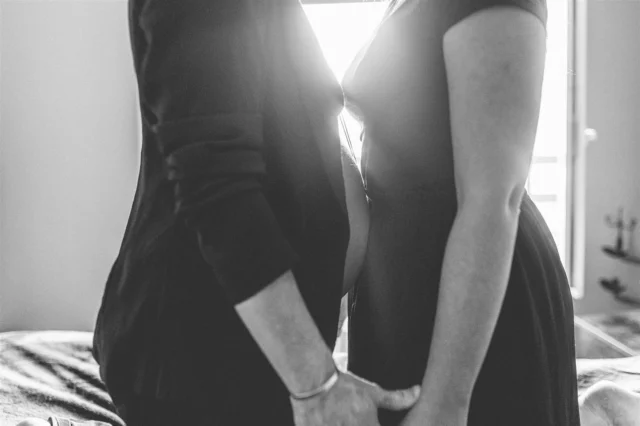 Mes photos ne sont pas très conventionnelles.
Je ne cherche ni la perfection, ni l’esthétisme léché.
Peu de sourires figés, mes yeux faces à la caméra.
Je cherche la lumière, littérale et figurée. 
Celle qui éclaire, et la vôtre : celle de votre famille, de vos liens, de votre histoire.
Mais finalement, aussi un peu de la mienne, d’histoire. Parce que c’est avec MON œil de femme que je vous vois. Avec mon œil de maman que je vous guide. Avec mon œil de geek que je teste des choses. Avec mon œil que je raconte votre allaitement, votre accouchement, votre famille, en me sentant en connexion avec mes propres expériences.

Lorsqu’on choisit un photographe qu’on fait rentrer dans son intimité, on le fait un peu rentrer dans notre livré de vie, parce qu’il en sera l’illustrateur.

Et quand je manque d’inspiration ( spoiler : ça m’arrive !!), je reprends mon appareil photo avec plus de détermination encore. Pour mes souvenirs, et pour les votres ! Parce que vous savez quoi ? Vous aussi, vous finissez par faire partie de mon histoire ❤️