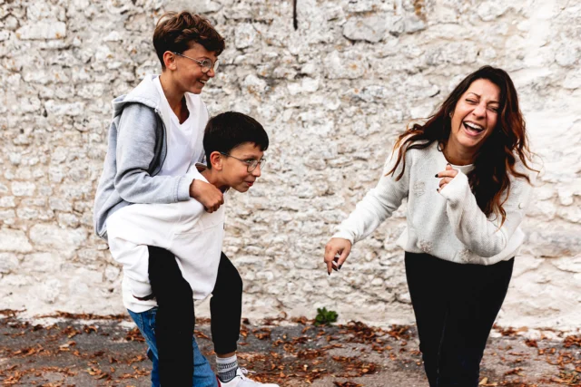 🧡 Et si ce fou rire devenait un trésor pour la vie ?

Ce moment-là… il n’était pas prévu ! Il est arrivé entre deux blagues, une course, un regard complice, avec @dalaleshoeirphotographe et sa famille 😍 !

C’est ça, une séance avec moi : vivre pleinement, sans pression, et repartir avec des souvenirs qui sentent la vie.

On ne revient pas en arrière, mais on peut garder une trace !

✨ Si tu veux graver l’énergie, la tendresse et les rires de ta famille : je t’accompagne.

📆 Il me reste encore quelques créneaux avant le 8 août.
Après ça, les séances famille reprendront à la rentrée.

📩 Envoie-moi un message pour en discuter !